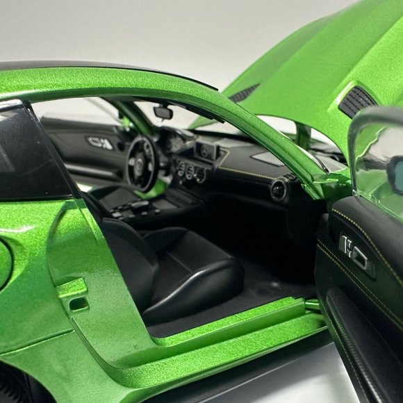 1:18 Mercedes-Benz GT-R Diecast Green Metal with LED lights - Picture 9 of 12